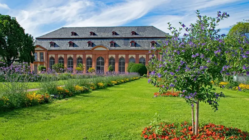 Die Orangerie in Darmstadt-Bessungen mit Barockgarten im Sommer